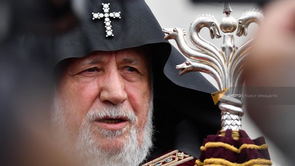 Католикос Гарегин Второй отвечает на вопросы журналистов в мемориальном комплексе Цицернакаберд (24 апреля 2023). Еревaн - Sputnik Армения