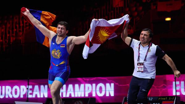 Борец Малхас Амоян с тренером Романом Амояном после победы в финале ЧЕ по борьбе греко-римского стиля в Загребе - Sputnik Армения