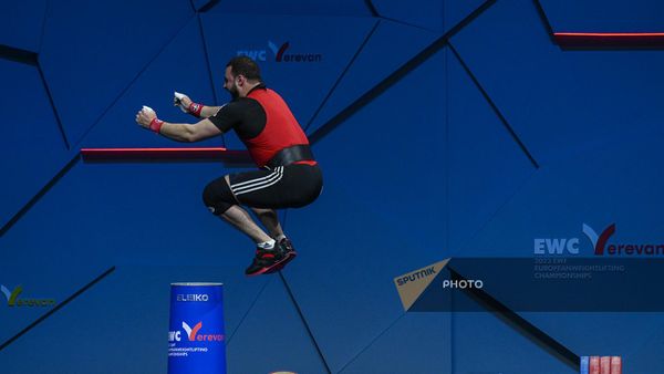 Тяжелоатлет Самвел Гаспарян из сборной Армении перепрыгивает через стойку для магнезии после победы в весовой категории 109 кг на чемпионате Европы по тяжелой атлетике (22 апреля 2023). Еревaн - Sputnik Армения