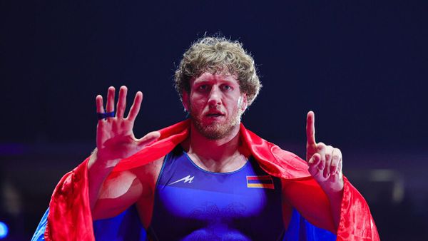 Шестикратный чемпион Европы по борьбе греко-римского стиля Артур Алексанян празднует победу в финале ЧЕ (23 апреля 2023). Загреб - Sputnik Армения