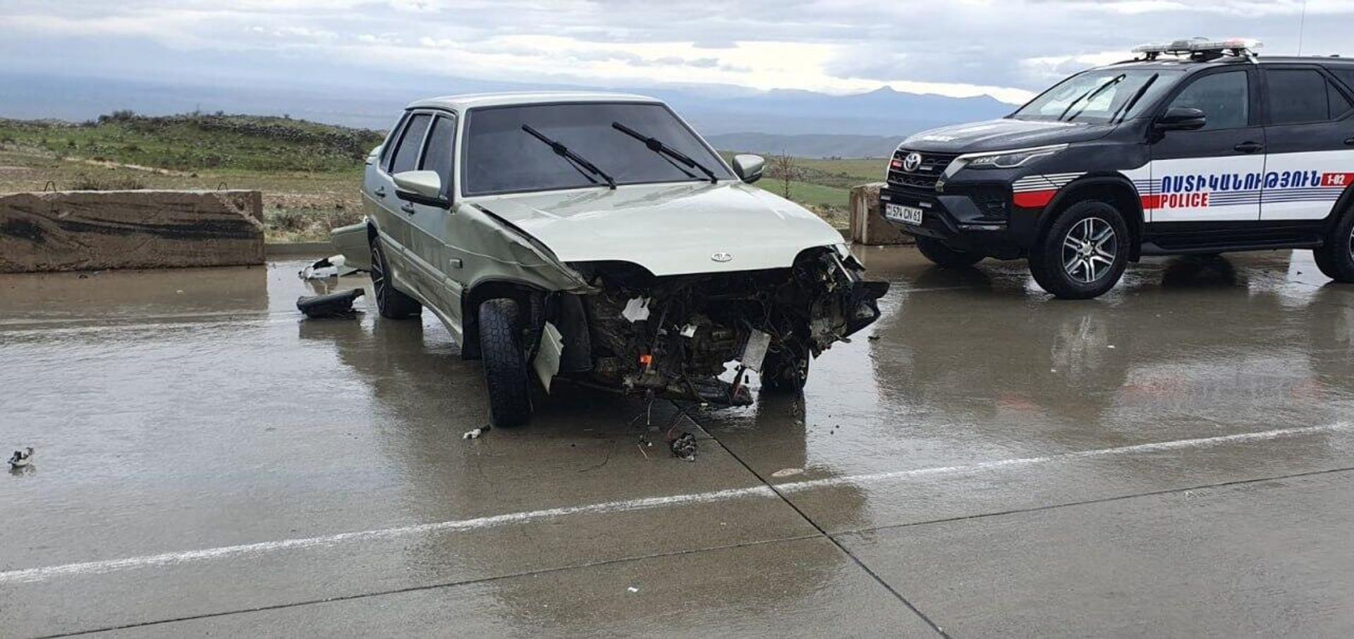 ДТП на автотрассе в районе села Неркин Базмаберд (24 апреля 2023). Арагацотн - Sputnik Արմենիա, 1920, 24.04.2023