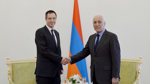 Президент Ваагн Хачатурян принял верительные грамоты нового Чрезвычайного и полномочного посла Австрии в Армении (резиденция в Тбилиси) Томаса Мюльмана (26 апреля 2023). Еревaн - Sputnik Армения