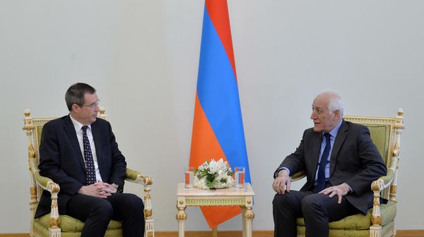 ՀՀ նախագահ Վահագն Խաչատուրյանն ու Հայաստանում Ավստրիայի արտակարգ և լիազոր դեսպան Թոմաս Մյուլմանը - Sputnik Արմենիա