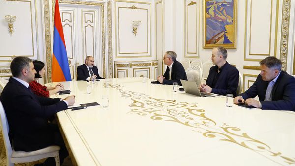 Премьер-министр Никол Пашинян принял исполнительного представителя немецкой архитектурной организации Gerkan, Marg and Partners Стефана Шутца (26 апреля 2023). Еревaн - Sputnik Армения
