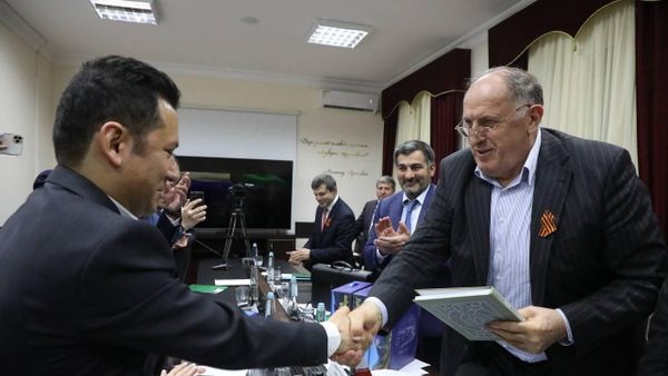 Встреча председателя правительства Дагестана Абдулмуслима Абдулмуслимова с представителями иранской авиакомпании Private joint stock company Pars Golden Sky (PGSC) (26 апреля 2023). Махачкала - Sputnik Армения