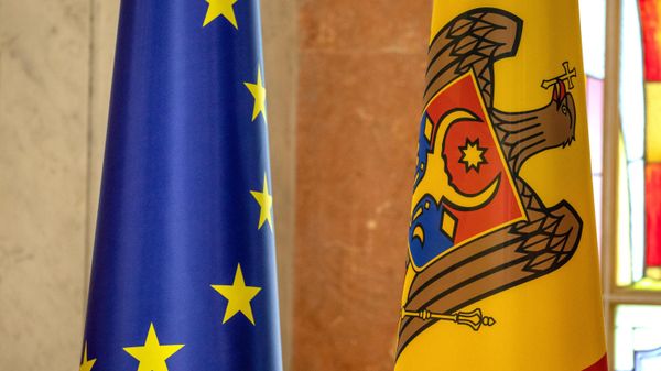 Государственный флаг Молдавии и Евросоюза - Sputnik Армения