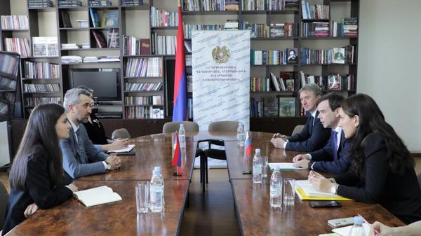 Արա Խզմալյանն ընդունել է  ՌԴ մշակույթի նախարարի տեղակալ Վլադիմիր Օսինցևի գլխավորած պատվիրակությանը - Sputnik Արմենիա