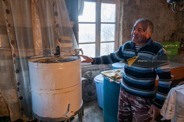 Пчеловод Мартик Хачатрян, основавший бизнес в рамках гранта военнослужащим, получившим ранения. - Sputnik Армения
