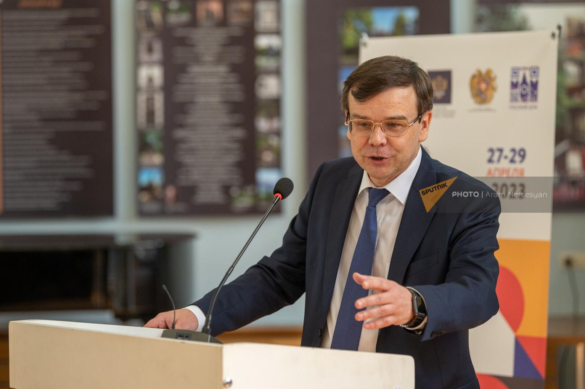 Заместитель министра культуры РФ Владимир Осинцев выступает с речью на армяно-российском форуме образования в сфере культуры (28 апреля 2023). Еревaн - Sputnik Արմենիա, 1920, 28.04.2023
