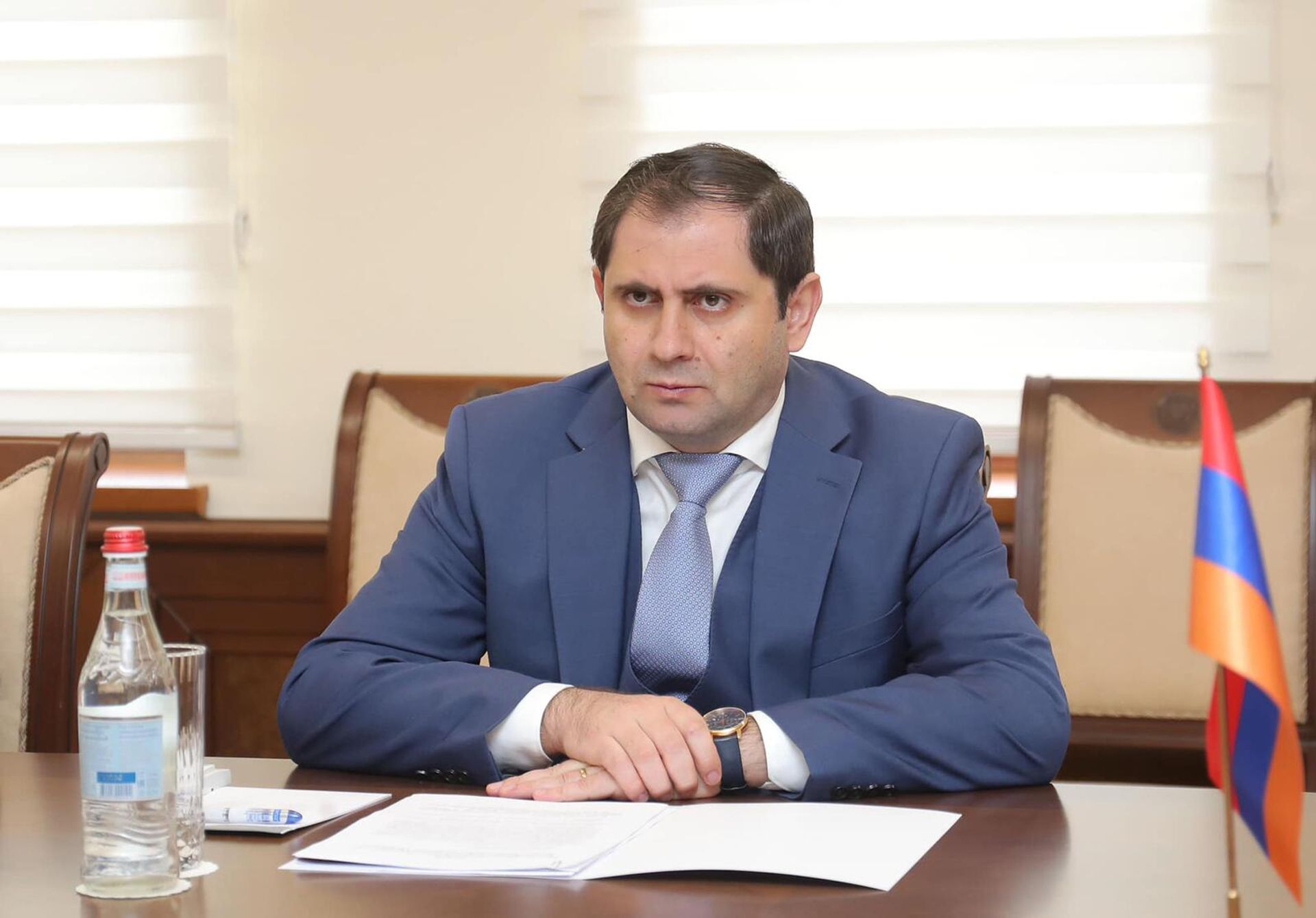 Министр обороны Армении Сурен Папикян на встрече с новым командующим миротворческими силами РФ в Нагорном Карабахе (28 апреля 2023). Еревaн - Sputnik Արմենիա, 1920, 28.04.2023