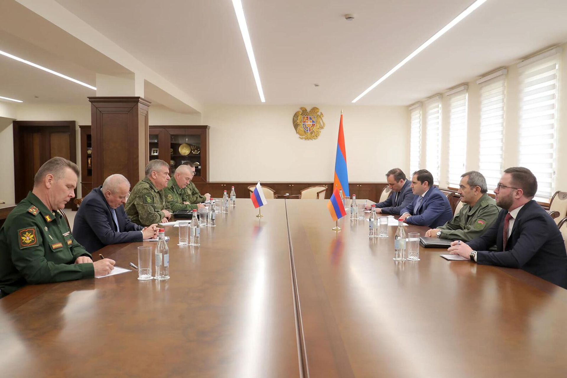 Министр обороны Армении Сурен Папикян принял нового командующего миротворческими силами РФ в Нагорном Карабахе, генерал-полковника Александра Ленцова (28 апреля 2023). Еревaн - Sputnik Արմենիա, 1920, 28.04.2023