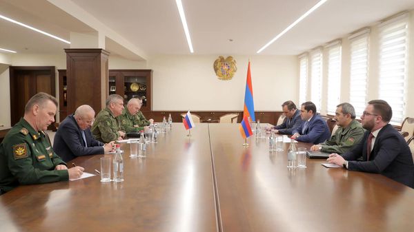 Министр обороны Армении Сурен Папикян принял нового командующего миротворческими силами РФ в Нагорном Карабахе, генерал-полковника Александра Ленцова (28 апреля 2023). Еревaн - Sputnik Армения