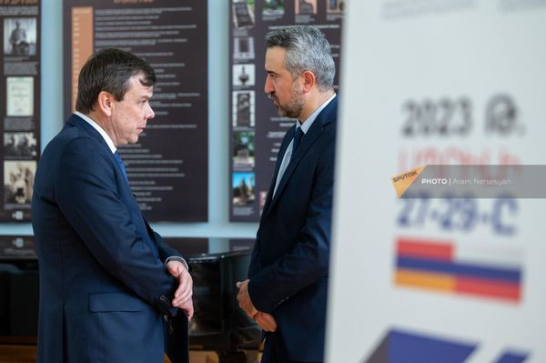 Заместители министров культуры РФ Владимир Осинцев и ОНКС РА Ара Хзмалян на выставке Пою тебя Армения моя в Доме-музее Арама Хачатуряна (28 апреля 2023). Еревaн Заместители министров культуры РФ Владимир Осинцев и ОНКС РА Ара Хзмалян на выставке Пою тебя Армения моя в Доме-музее Арама Хачатуряна (28 апреля 2023). Еревaн - Sputnik Армения