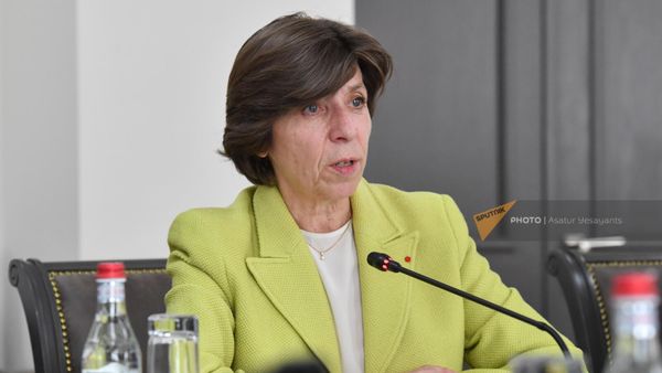 Встреча министров иностранных дел Армении и Франции Арарата Мирзояна и Катрин Колонны в расширенном составе (28 апреля 2023). Еревaн - Sputnik Армения