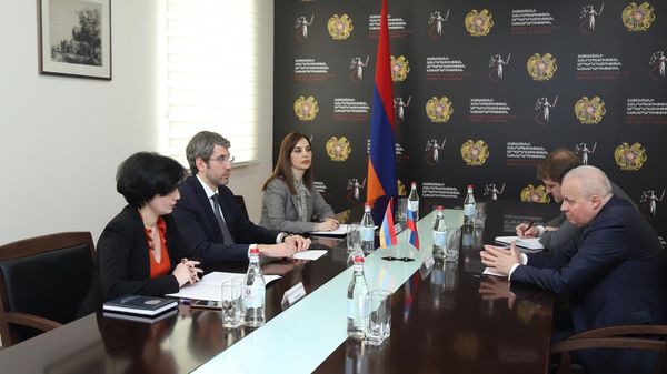 Министр юстиции Григор Минасян встретился с послом России Сергеем Копыркиным (28 апреля 2023). Еревaн - Sputnik Армения