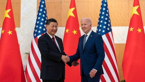 Президент США Джо Байден и председатель КНР Си Цзиньпин перед встречей на полях саммита G20 (14 ноября 2022). Бали - Sputnik Армения