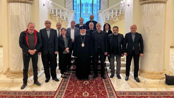 Католикос Гарегин II принял членов инициативной группы общественной защиты генерала Григория Хачатурова (29 апреля 2023). Эчмиадзин - Sputnik Армения
