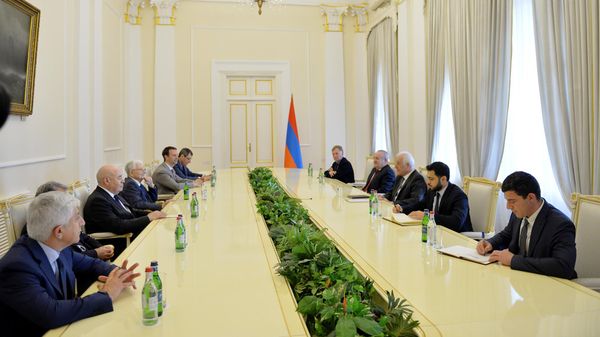 Президент Ваагн Хачатурян принял физика, академика РАН Юрия Оганесяна и специального представителя президента России по международному культурному сотрудничеству Михаила Швыдкоя (29 апреля 2023). Еревaн - Sputnik Армения