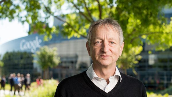 Ученый-компьютерщик Джеффри Хинтон, изучающий нейронные сети, используемые в приложениях искусственного интеллекта, у штаб-квартиры Google в Маунтин-Вью в Калифорнии - Sputnik Армения