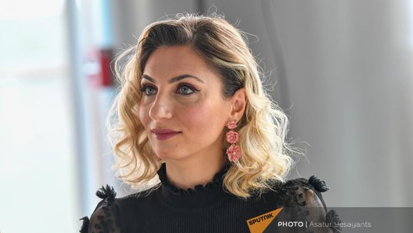Председатель Комитета по туризму Сисиан Погосеан на пресс-конференции венгерской бюджетной авиакомпании Wizz Air (2 мая 2023). Еревaн - Sputnik Армения