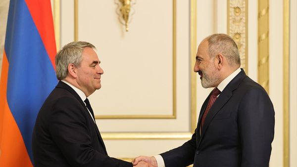 Премьер-министр Никол Пашинян принял председателя регионального совета французского О-де-Франс Ксавье Бертрана (3 мая 2023). Еревaн - Sputnik Армения