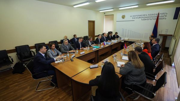 Министр территориального управления и инфраструктур Гнел Саносян принял делегацию во главе с заместителем генерального директора госкорпорации Росатом Николаем Спасским (3 мая 2023). Еревaн - Sputnik Армения