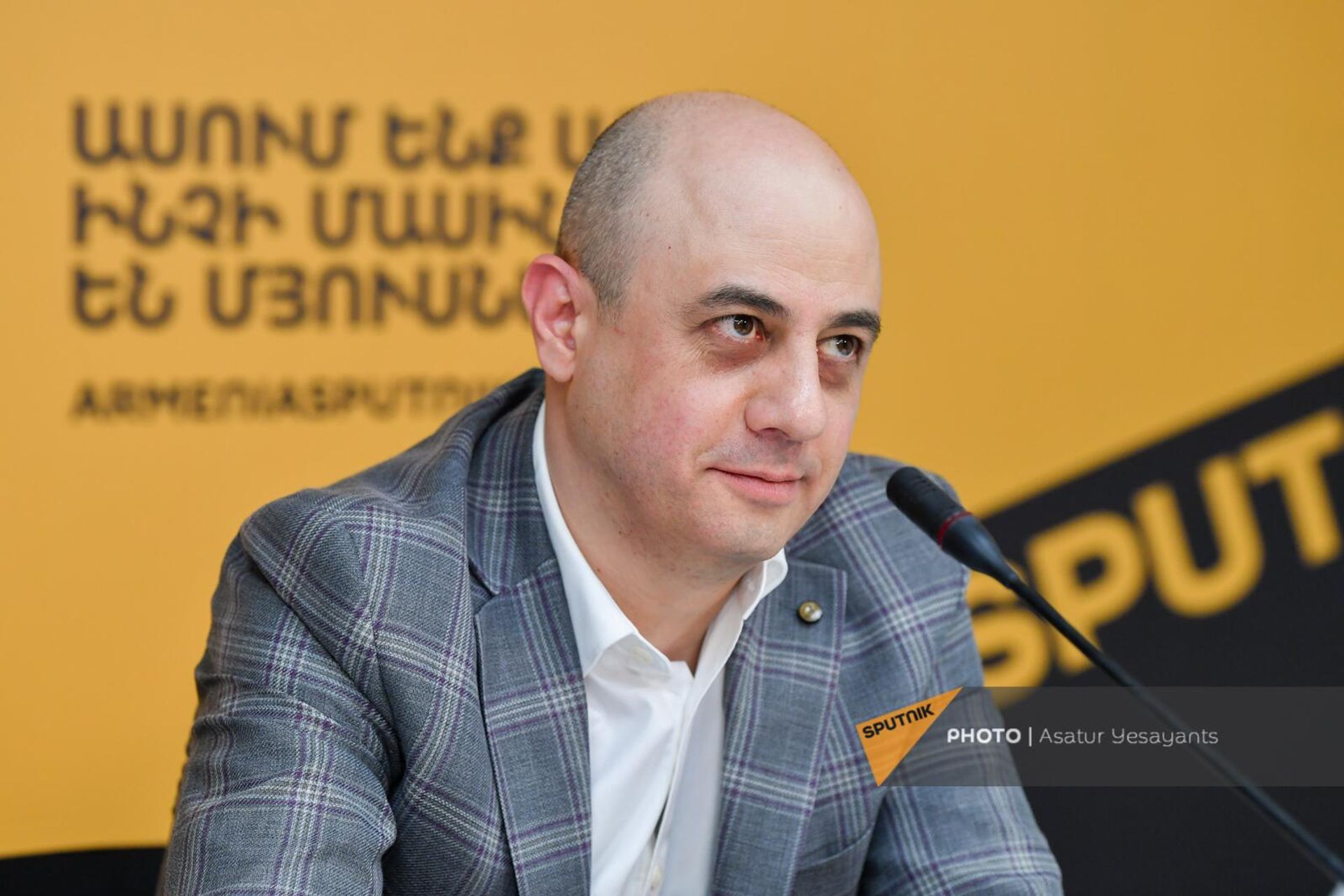 Основатель, исполнительный директор общественной организации  Бессмертный полк за рубежом Эдмон Ованнисян на пресс-конференции в мультимедийном пресс-центре Sputnik Armenia (4 мая 2023). Еревaн - Sputnik Армения, 1920, 04.05.2023