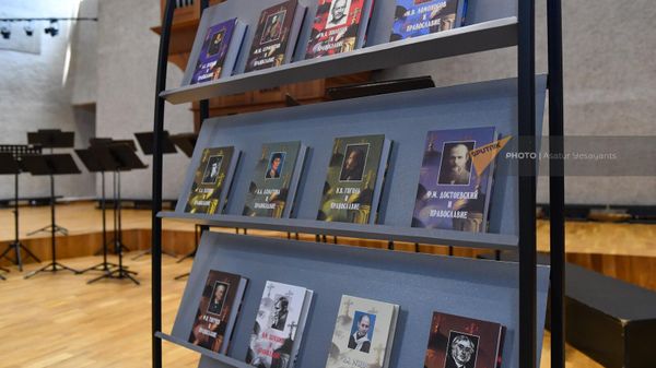 Презентация книжной коллекции Международного Фонда духовного единства народов, Дома Русской Книги в Еревaне и Министерства ОНКС (4 мая 2023). Еревaн - Sputnik Армения