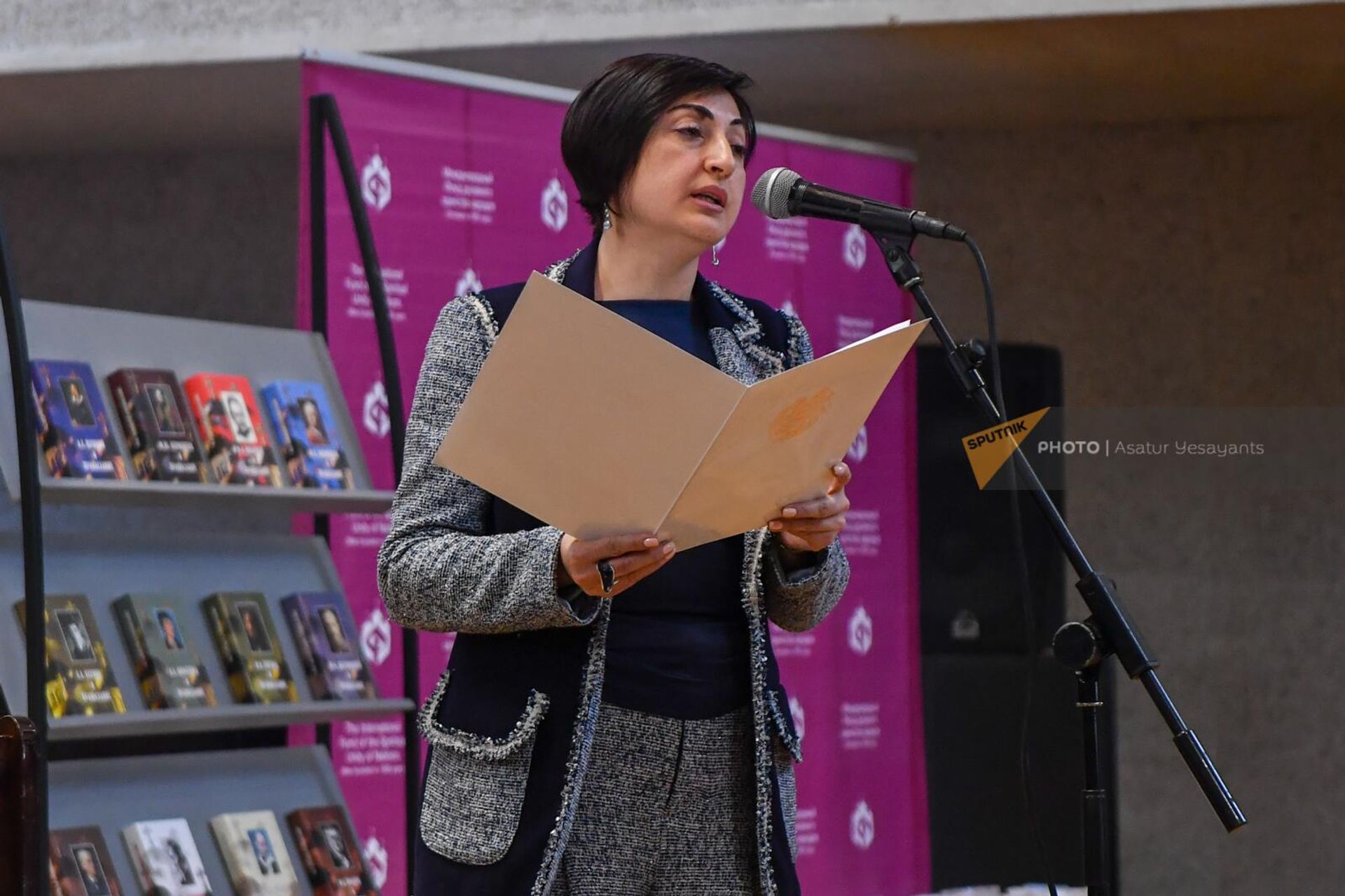 Презентация книжной коллекции Международного Фонда духовного единства народов, Дома Русской Книги в Еревaне и Министерства ОНКС (4 мая 2023). Еревaн - Sputnik Արմենիա, 1920, 04.05.2023