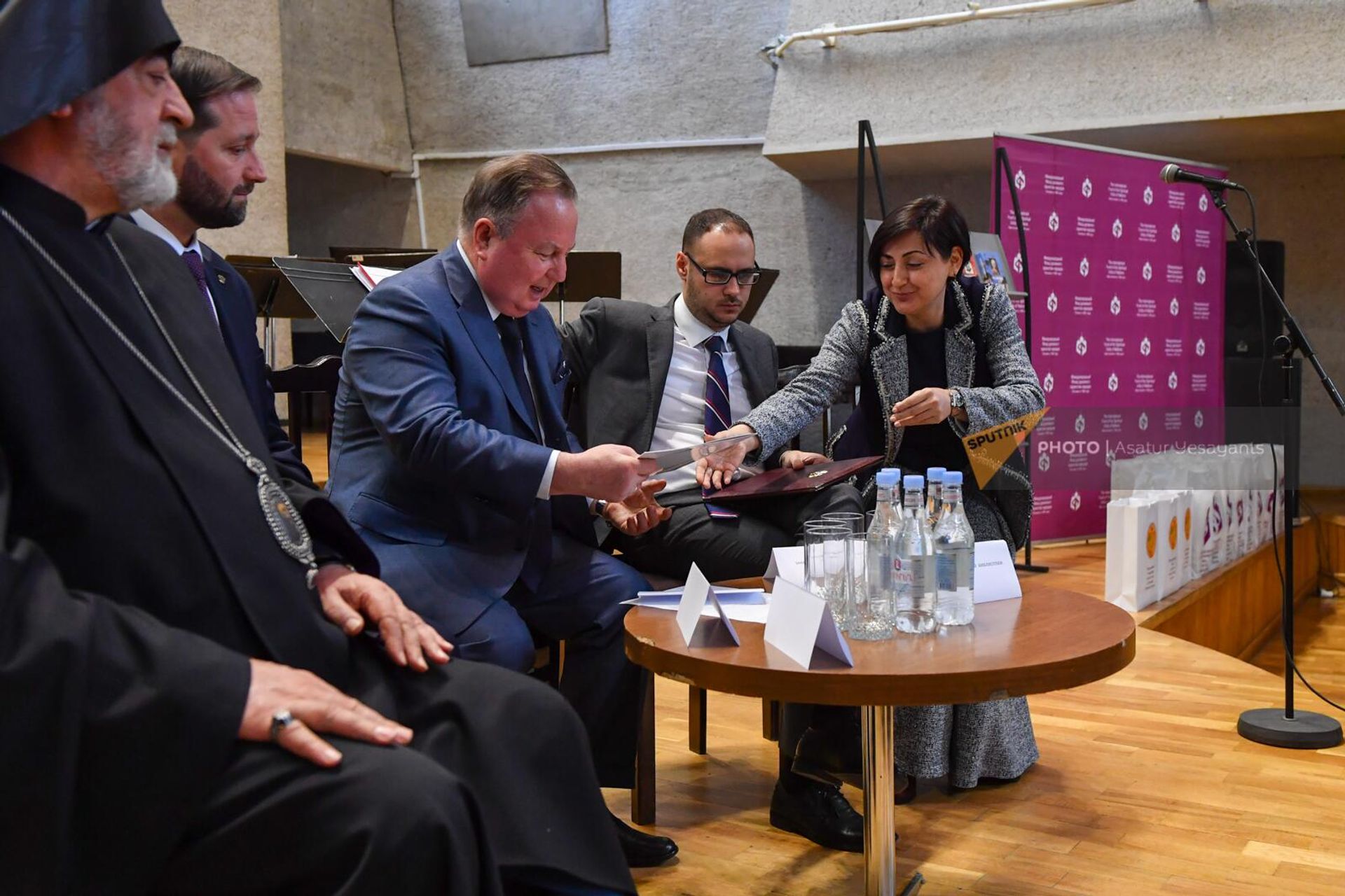 Презентация книжной коллекции Международного Фонда духовного единства народов, Дома Русской Книги в Еревaне и Министерства ОНКС (4 мая 2023). Еревaн - Sputnik Армения, 1920, 04.05.2023