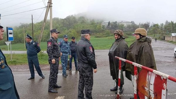 Начальник полиции, заместитель министра внутренних дел, генерал-майор полиции Арам Ованнисян и командующий войсками полиции МВД, полковник Айк Бабаян посетили Сюникскую область (3 мая 2023) - Sputnik Армения