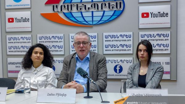 Директор Института биоинформатики Армении Лилит Нерсисян, профессор Лейпцигского университета Ханс Биндер и научный сотрудник НИИ Молекулярной биологии Академии наук Армении Мария Никогосян на презентации проекта по биоинформатике (5 мая 2023). Еревaн - Sputnik Армения