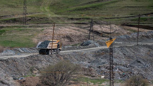 Самосвал с рудой из Соткского рудника - Sputnik Армения