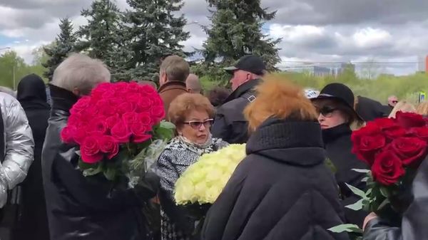 На Троекуровском кладбище в Москве проходит церемония прощания с Валентином Юдашкиным. - Sputnik Армения