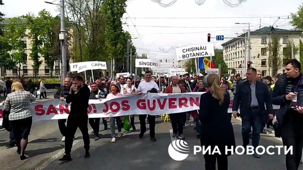 Многотысячная колонна протестующих в Кишиневе направилась к зданию президента и парламенту - Sputnik Армения
