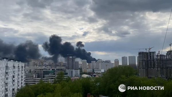 Видео РИА Новости. Строительные материалы горят на площади 40 квадратов на стройке на западе Москвы - Sputnik Армения