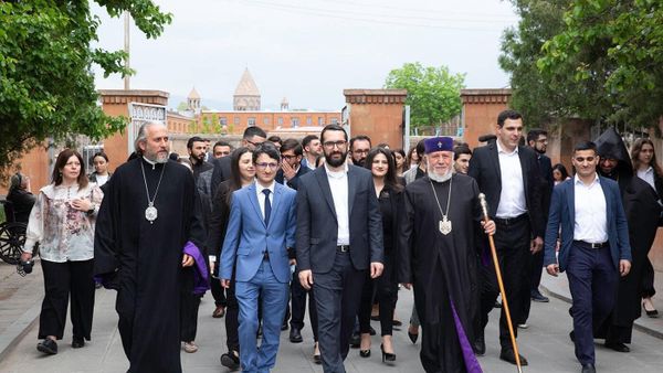 Կաթողիկոսն ընդունել է Հայկական համալսարանի ուսանողներին - Sputnik Արմենիա