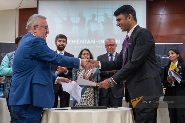 Подписание друсторонних документов на армяно-индийском форуме (8 мая 2023). Еревaн - Sputnik Армения