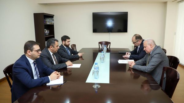 Заместители министра иностранных дел Ваге Геворгян и Ваан Костанян приняли посла России Сергея Копыркина (8 мая 2023). Еревaн - Sputnik Армения