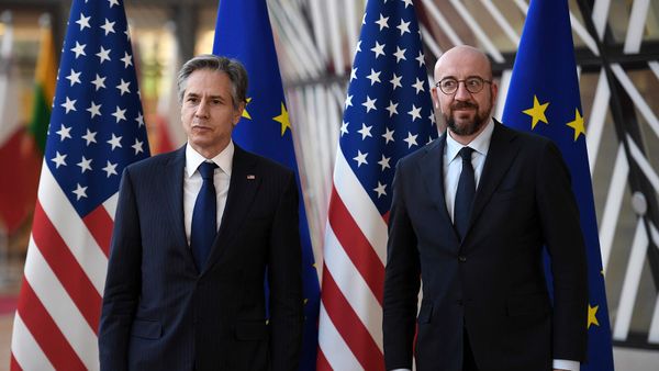Госсекретарь США Энтони Блинкен с президентом Европейского совета Шарлем Мишелем во время внеочередной встречи министров иностранных дел ЕС (4 марта 2022). Брюссель - Sputnik Армения