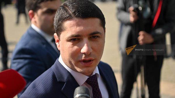 Председатель Следственного комитета Аргишти Кярамян отвечает на вопросы журналистов у вечного огня в парке Победы (9 мая 2023). Еревaн - Sputnik Армения