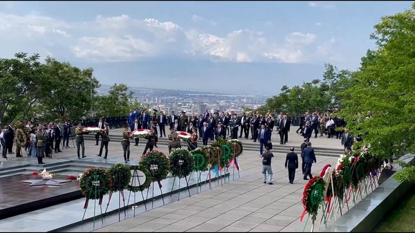 ՀՀ մի շարք բարձրաստիճան պաշտոնյաներ և ՌԴ դեսպանատան ներկայացուցիչները այցելել են Հաղթանակի զբոսայգի - Sputnik Արմենիա