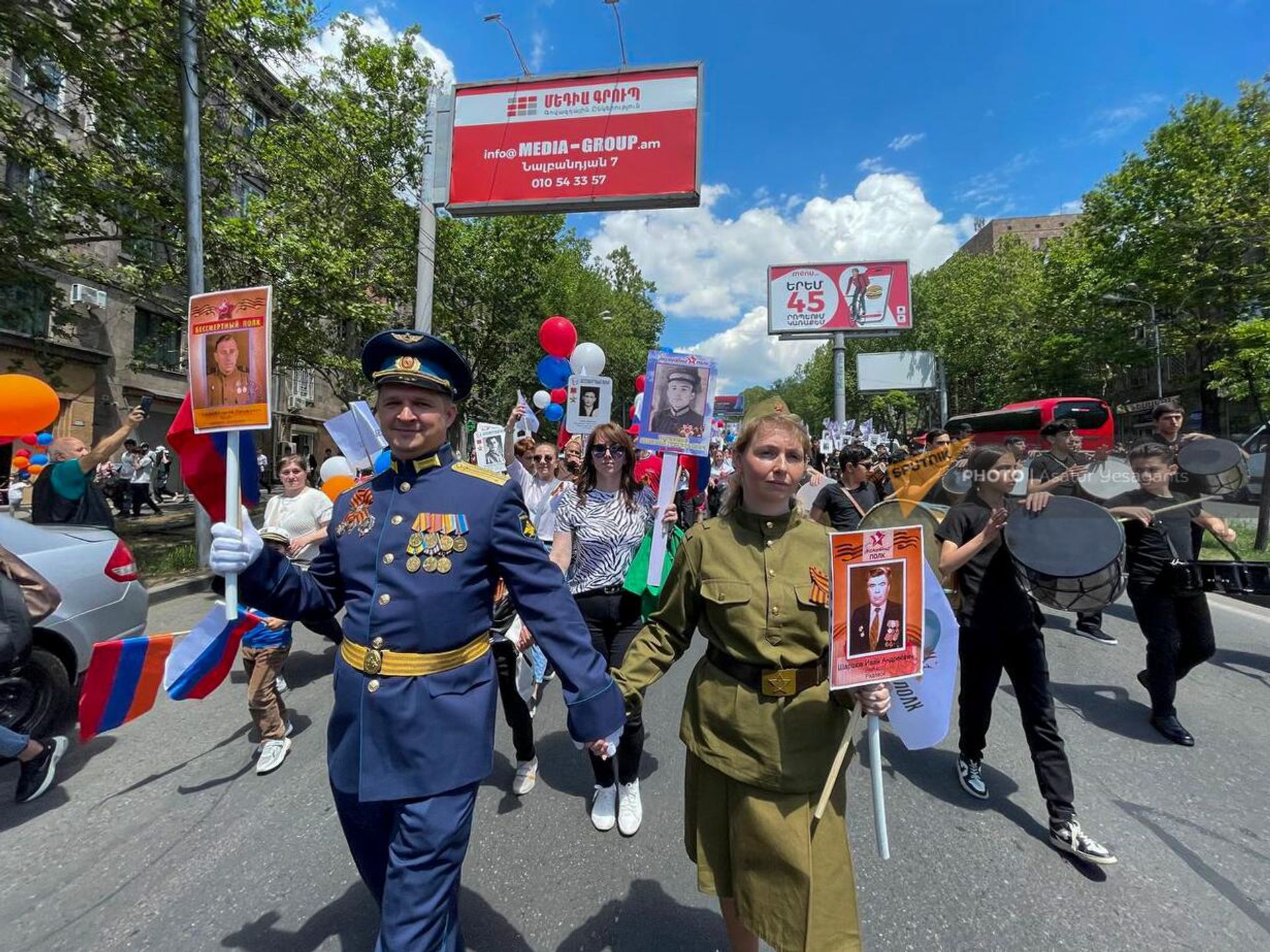 Участники акции Бессмертный полк на проспекте Азатутян (9 мая 2023). Еревaн - Sputnik Արմենիա, 1920, 09.05.2023