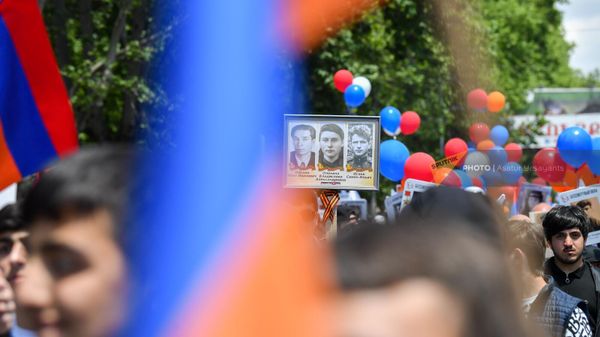 Участники акции Бессмертный полк на проспекте Азатутян (9 мая 2023). Еревaн - Sputnik Армения