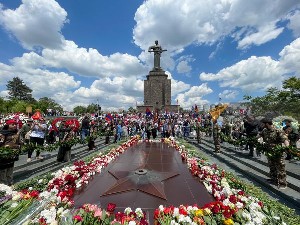 Добравшись до парка Победы участники акции "Бессмертный полк" возложили цветы. - Sputnik Армения