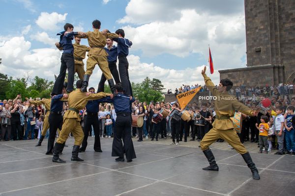 Армянский ансамбль станцевал “Берд”. - Sputnik Армения