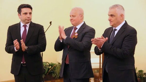 Ален Симонян, Сергей Копыркин и Мгер Григорян на торжественном приёме в посольстве России по случаю 78-ой годовщины Победы в Великой Отечественной войне (9 мая 2023). Еревaн - Sputnik Армения