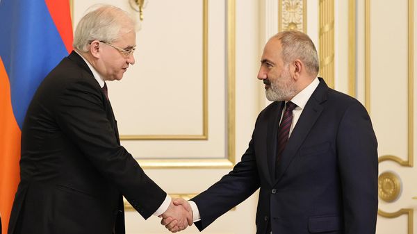 Премьер-министр Никол Пашинян принял российского сопредседателя Минской группы ОБСЕ, специального представителя министра иностранных дел РФ Игоря Ховаева (10 мая 2023). Еревaн - Sputnik Армения