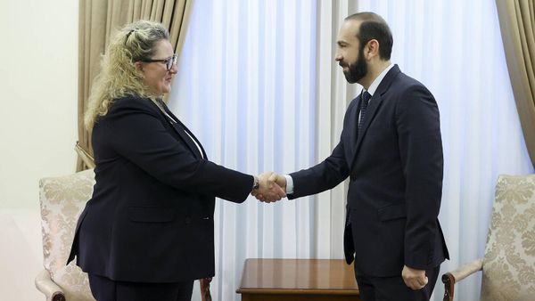 Министр иностранных дел Арарат Мирзоян принял посла Норвегии в Армении (резиденция в Тбилиси) Хелен Санд Андерсен в связи с завершением ее дипломатической миссии (10 мая 2023). Еревaн - Sputnik Армения