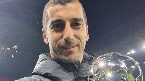 Полузащитник миланского Интера Генрих Мхитарян признан лучшим игроком полуфинального матча Лиги чемпионов УЕФА между клубами Милан - Интер (10 мая 2023). Милан - Sputnik Армения